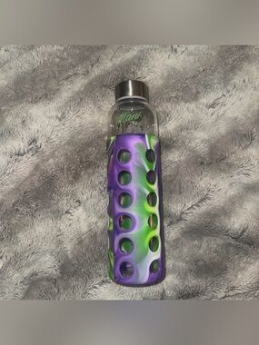 LIKE NEW ‘Alani Nu’ purple and green glass water bottle